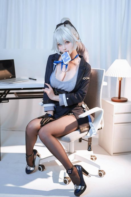 rioko凉凉子制服COS星穹铁道布洛妮娅，换上现代西装变身职场女总裁