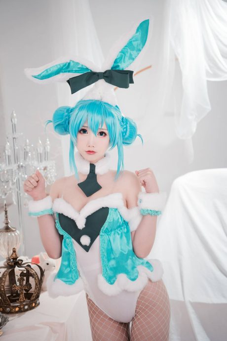 面饼仙儿 初音兔女郎COS写真:经典双马尾搭配毛绒兔耳,尽显甜美灵动
