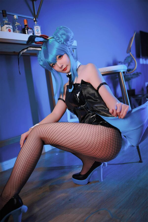 yuuhui玉汇作品：初音未来黑兔女郎COS写真，吧台光影下的灵动瞬间