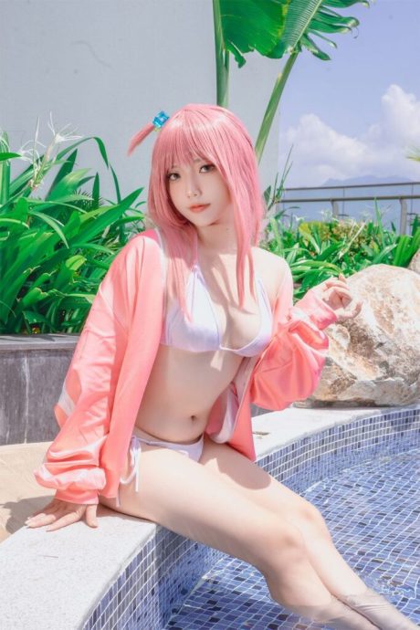 MessieHuang演绎《孤独摇滚!》后藤独泳装COS,将社恐少女带入明媚夏日