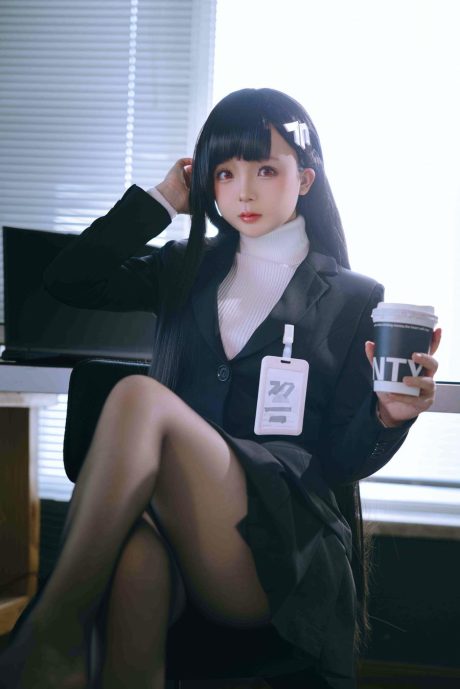 椎名莜COS蔚蓝档案调月莉音,黑长直西装造型还原研讨会会长气场