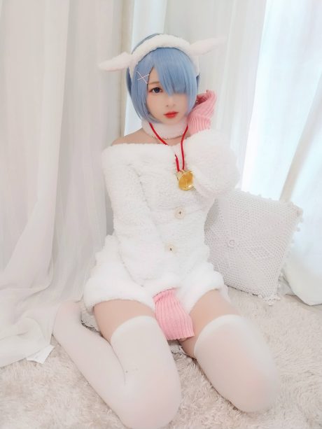 古川kagura蕾姆cos写真：纯白绵羊造型出镜，毛绒装扮还原温柔女仆