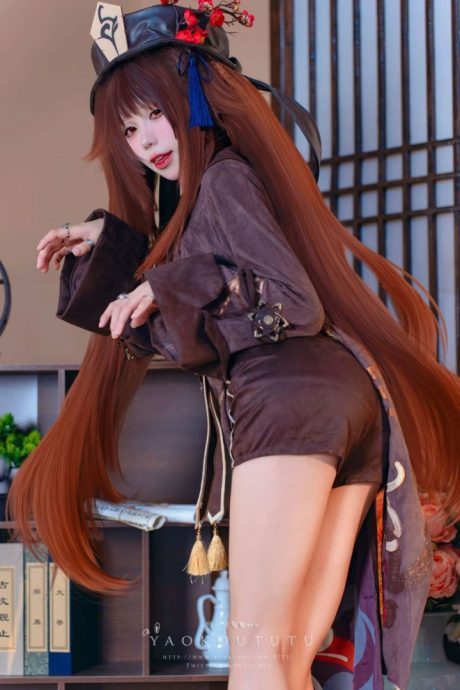 咬一口兔娘ovo写真化身原神胡桃，精致妆造还原往生堂堂主灵动神韵