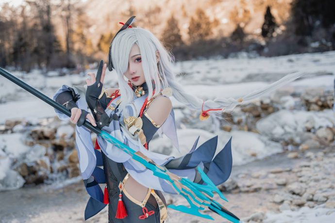 原神申鹤cos如月灰：漫天霜雪映衬清冷气质，红绳与服饰细节精准还原