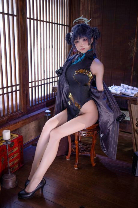 还原《碧蓝档案》玄龙门会长，水淼aqua的cosplay写真作品展现妃咲冷艳气质