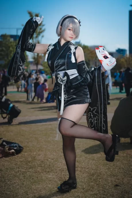 水瀬あいり《尼尔：机械纪元》2B COS：日式面具与哥特黑裙的冷艳碰撞