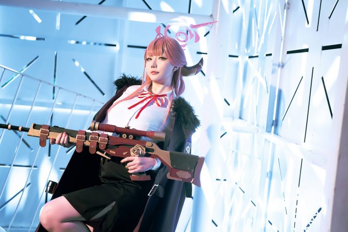 星之迟迟蔚蓝cos陆八魔爱露：精致角饰与学院制服还原便利屋社长