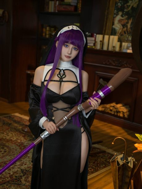 桜井宁宁cos修女风黑礼服菲伦,复古书房诠释《葬送的芙莉莲》魔法使