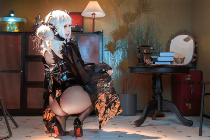 BANBANKO半半子COS胜利女神妮姬布兰儿，黑金礼服与银发造型优雅干练