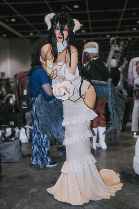前羽 rr cosplay雅儿贝德亮相漫展，精致白裙还原Overlord守护者气质