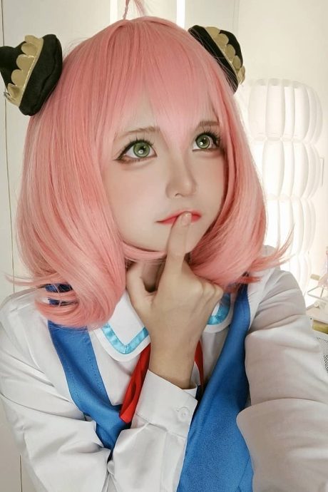 蠢沫沫cos阿尼亚图集,粉发黑金制服搭配生动神态还原读心少女