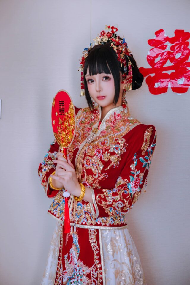 日奈娇《洞房花烛》新娘写真：刺绣嫁衣配红丝袜，尽显中式温婉