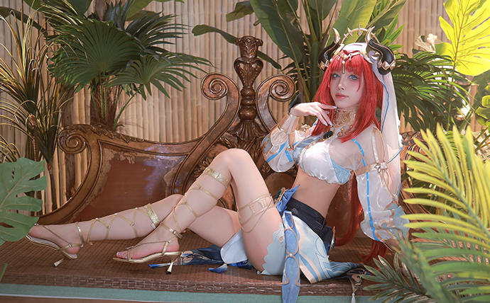 水淼aqua最新cosplay还原原神妮露，红发轻纱造型尽显舞者轻盈身姿