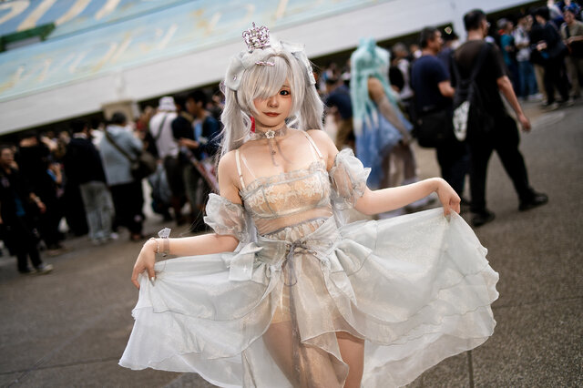 蒴saku漫展还原《胜利女神：妮姬》灰姑娘，纯白战裙演绎清冷女神气场