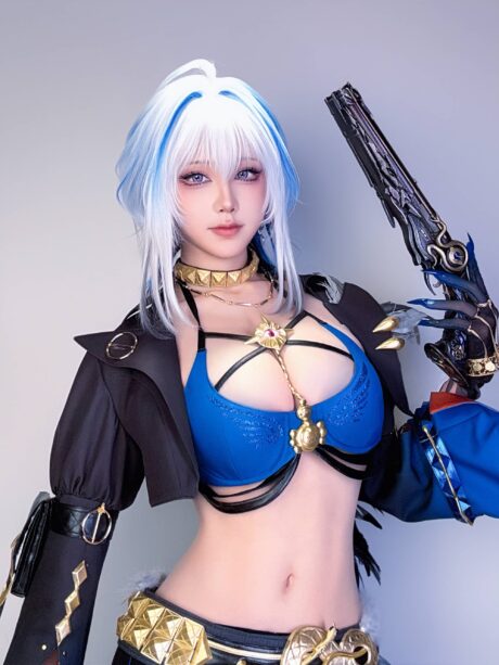 水淼aqua鸣潮角色嘉贝莉娜COS：银发持枪重现冷冽猎人气质