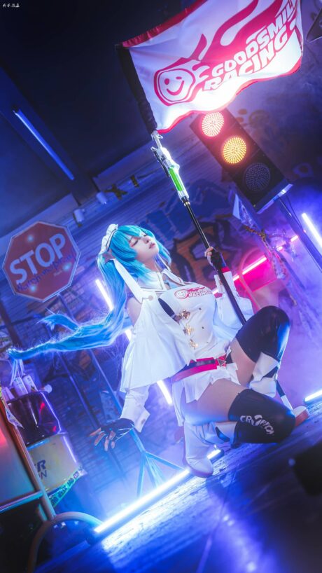 蠢沫沫cos初音舞台风写真,利落白裙碰撞赛博霓虹光影