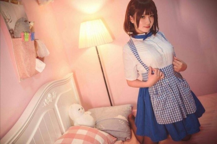 是本末末cos小爱室内制服写真，还原《星期一的丰满》温馨日常