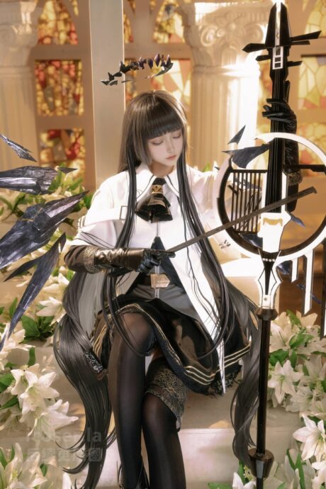 羽生三未《明日方舟》阿尔图罗COS,黑白礼装与源石乐器还原优雅乐手