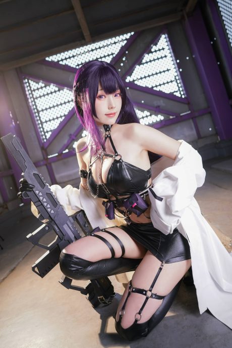 ElyEE子COS《胜利女神:妮姬》米哈拉,战术皮衣造型尽显冷艳与凌厉气场