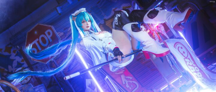 蠢沫沫cos初音舞台风写真,利落白裙碰撞赛博霓虹光影