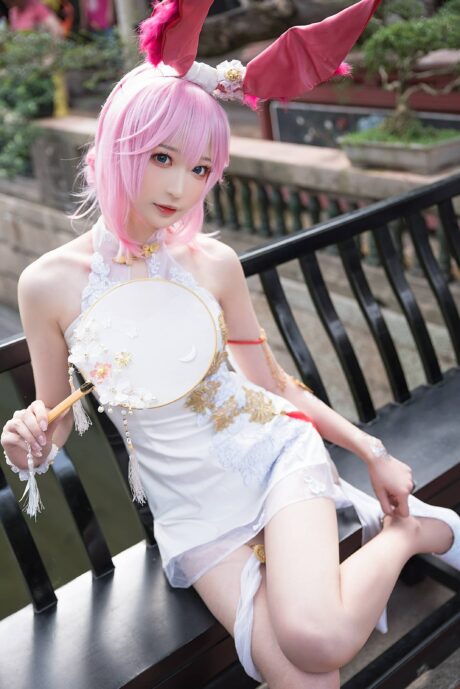 小南宫八重樱旗袍版COS写真:中式庭院里的崩坏3巫女古风演绎