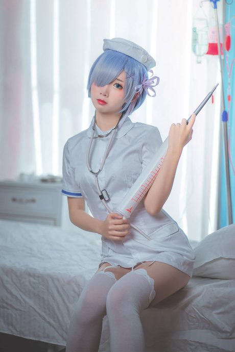 面饼仙儿换上蕾姆白衣护士服COS,手持巨型注射器尽显俏皮灵动