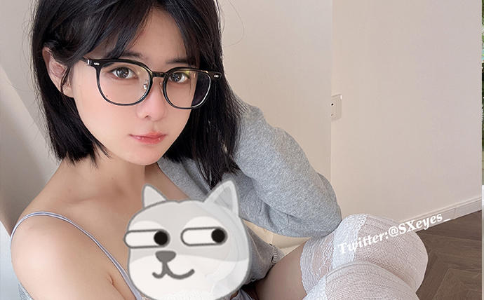 眼酱大魔王w居家生活写真图集:戴眼镜的女朋友与猫咪温馨互动