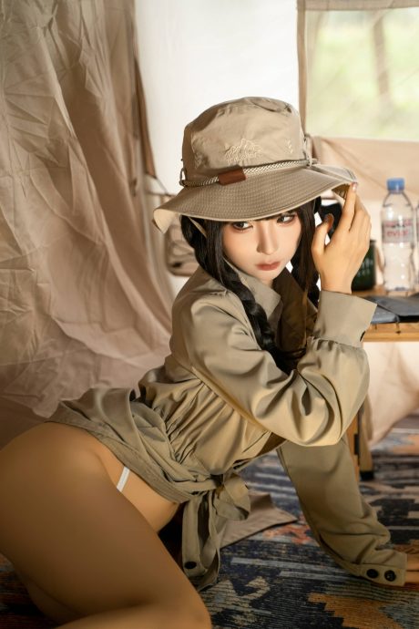 蠢沫沫写真化身露营少女，双麻花辫与卡其服定格帐篷夜色暖光