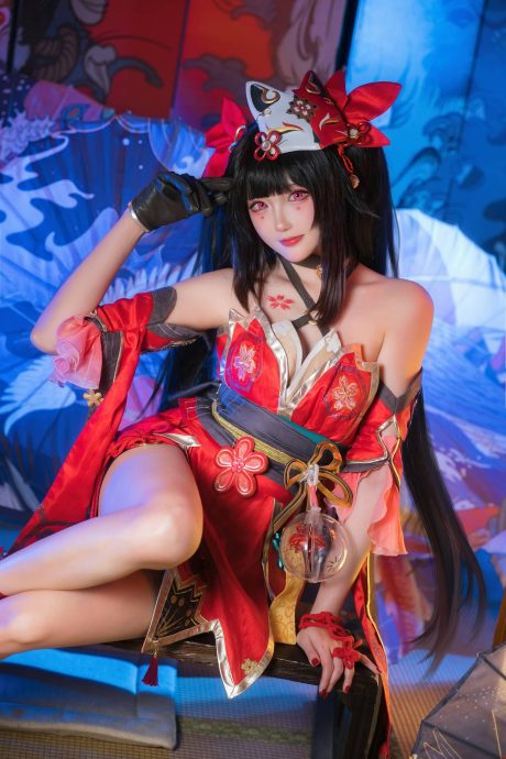 瓜希酱COS《崩坏：星穹铁道》花火，红黑华服与假面细节还原戏谑神韵