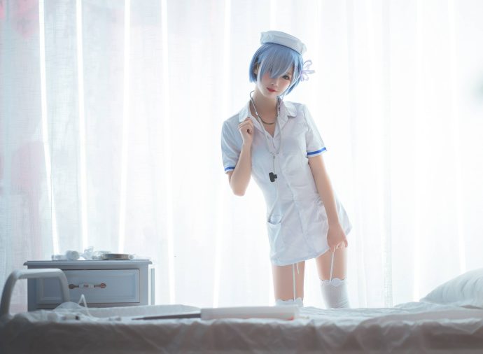 面饼仙儿换上蕾姆白衣护士服COS，手持巨型注射器尽显俏皮灵动