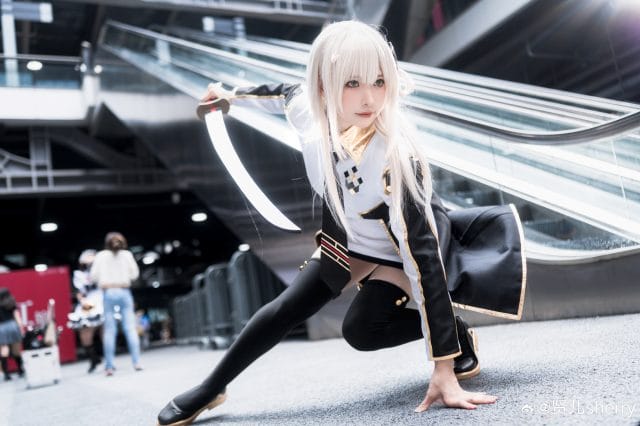 贤儿sherry《游戏王》闪刀姬零衣COS，黄白长发绿瞳还原BW2023漫展现场