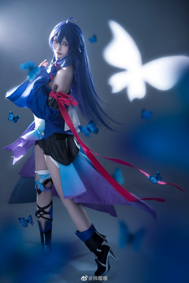 帅嘤嘤COS崩坏星穹铁道希儿：蓝发蓝瞳+机械蝴蝶战斗服，地火成员少年气质高还原写真