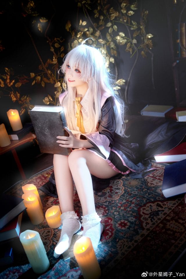 外星嫣子_Yan cos伊蕾娜，还原《魔女之旅》银发魔女的俏皮气质
