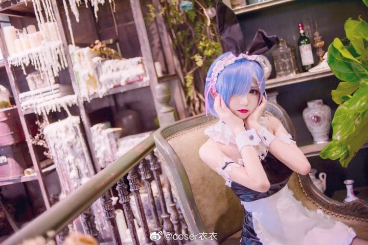 衣衣cos《Re:Zero》蕾姆女仆装 深蓝眼眸还原温柔坚毅气质