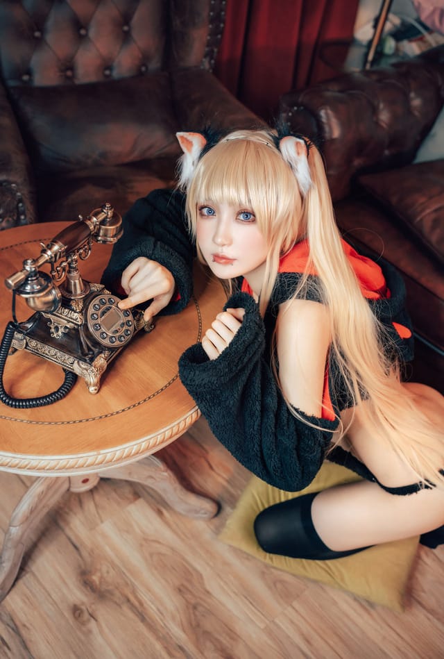 阿包也是兔娘猫娘COS写真《小猫咪能有什么坏心眼呢》红黑皮毛造型搭配野性爬姿