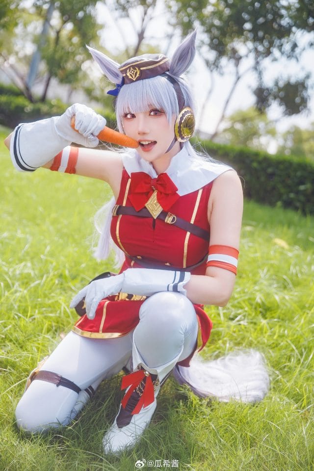 瓜希酱cos赛马娘黄金船,银发红制服还原失望系美少女的颜艺