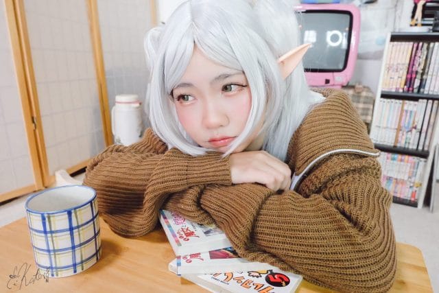 Kotoro芙莉莲睡衣居家COS写真,复古客厅里的慵懒千年少女
