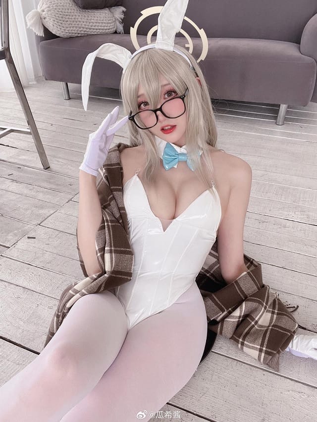 瓜希酱COS蔚蓝档案室笠朱音，白色兔女郎造型甜美又利落