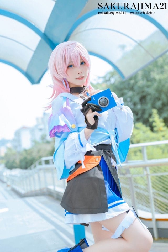 樱岛嗷一cos三月七写真,粉发蓝裙还原《崩坏:星穹铁道》少女气质