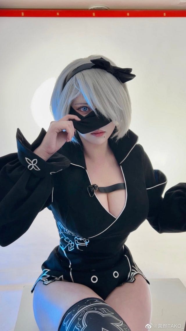 菌烨TAKO_ COS尼尔机械纪元尤尔哈2B：银白短发黑色战斗套装暗调影棚写真，眼罩摘取与战刀持握细节还原