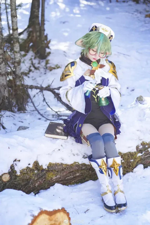 姜生花cos《原神》砂糖,清透绿系造型还原炼金少女的安静气质