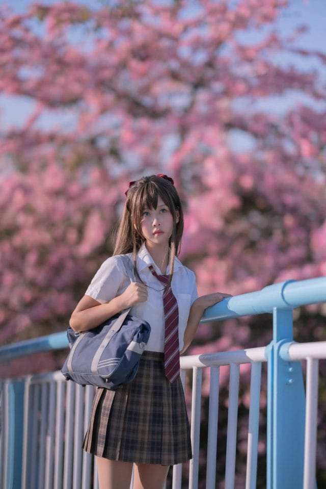 萌芽儿o0异木棉花写真：人行天桥上的JK制服与粉色花海