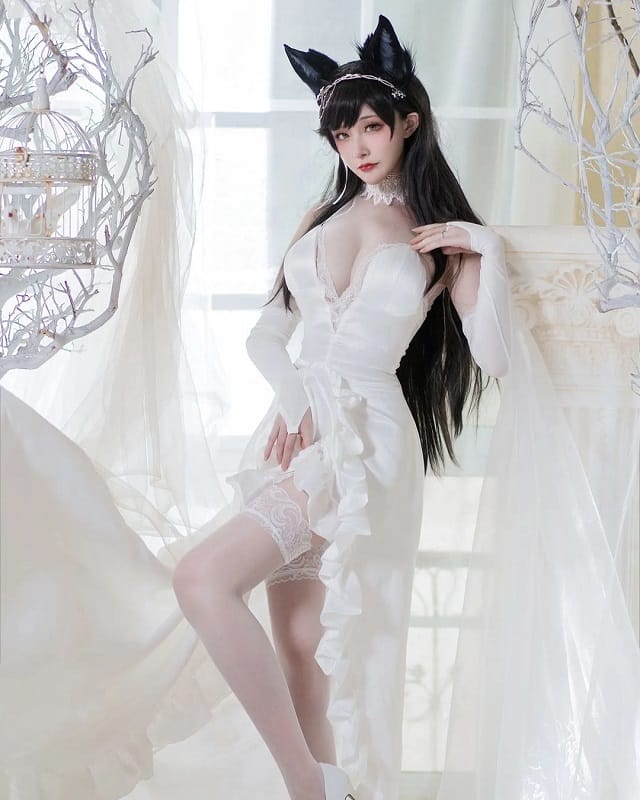 在下萝莉控ii碧蓝航线爱宕白色礼服COS写真：冷白调优雅还原与俏皮吐舌的反差表现