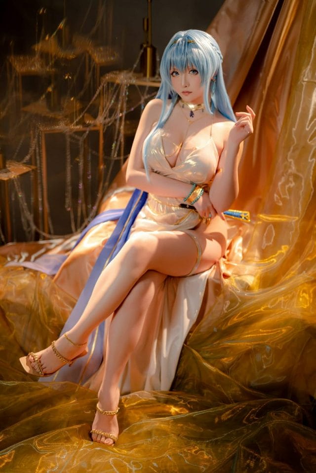 星之迟迟COS海伦:蓝瞳冷光下的《胜利女神:妮姬》战姬还原