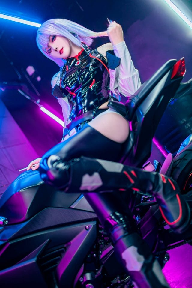 Natsuko_夏夏子《赛博朋克：边缘行者》露西COS 黑客皮衣造型搭配摩托车还原夜之城氛围