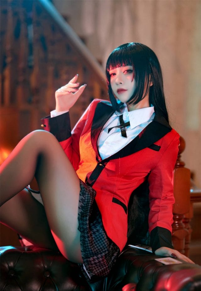 半半子COS蛇喰梦子,暗调赌场氛围下的红瞳黑发学园制服还原