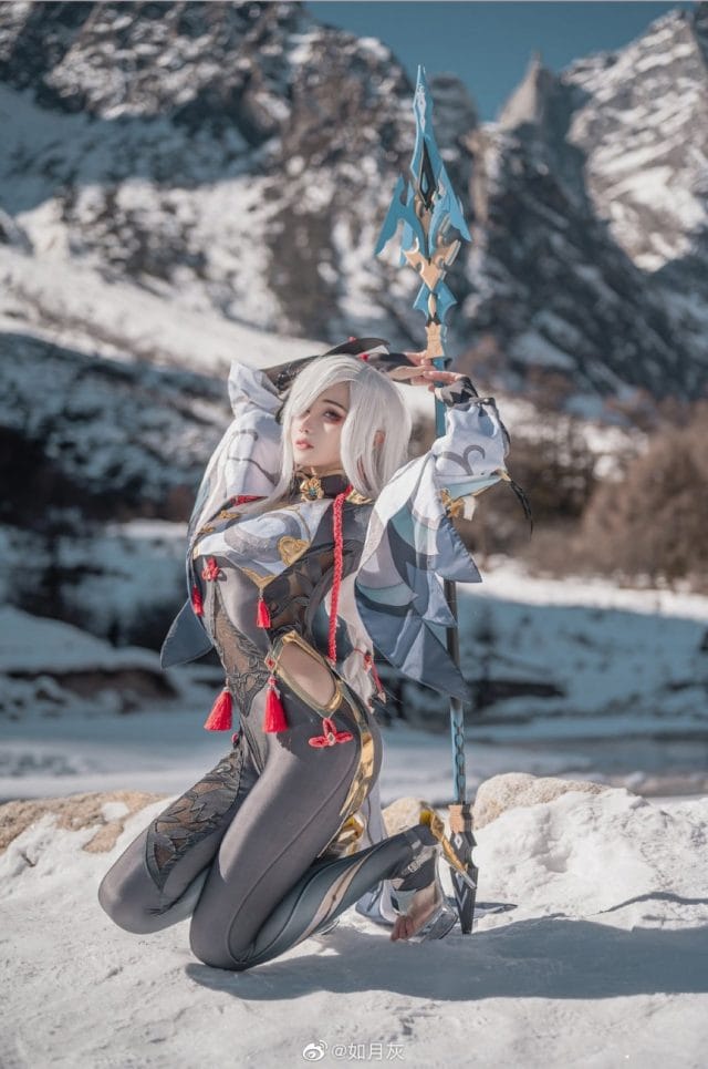 如月灰COS原神申鹤:雪景实拍还原璃月仙人的清冽仙气