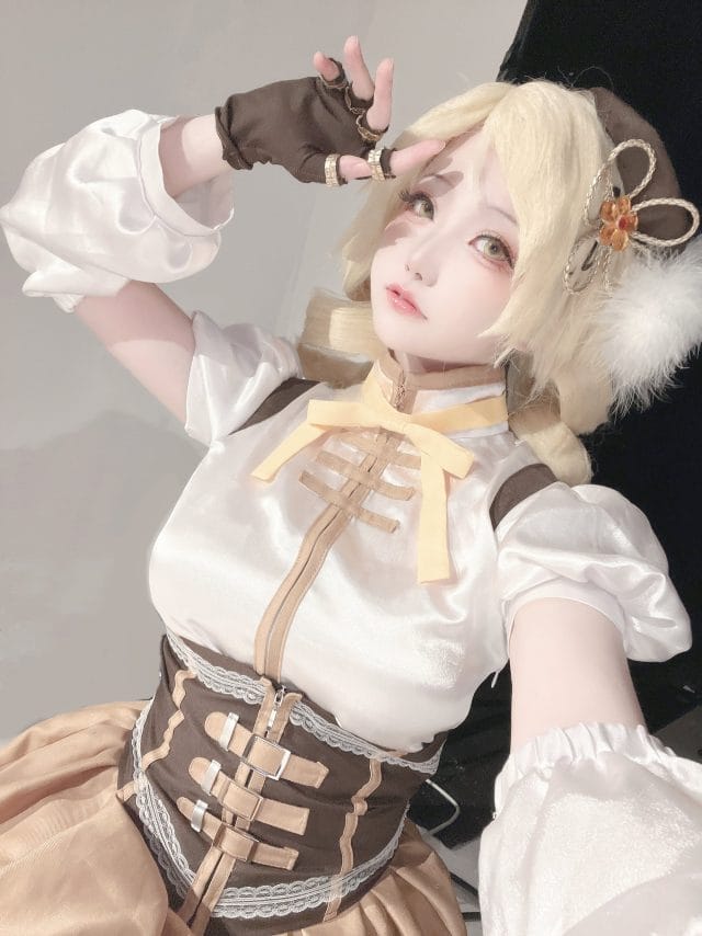 花崎Makura巴麻美COS写真:金色卷发暖调柔光下的甜美魔法少女