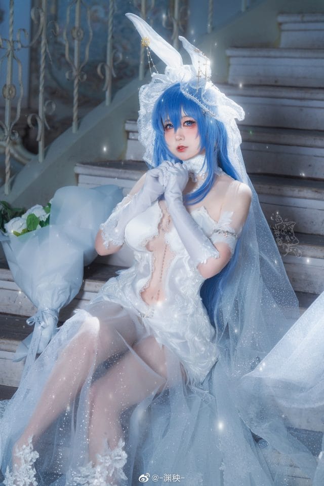 渊秧碧蓝航线新泽西花园「白雪之仪」婚纱COS写真,蓝发白裙阶梯回眸如梦似幻