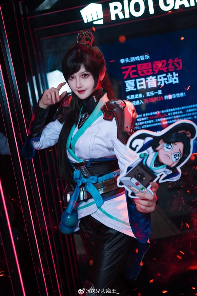 露兒大魔王COS无畏契约圣祈，还原守卫特工的沉稳气质